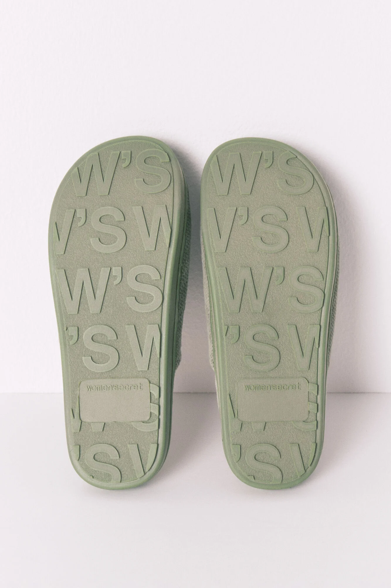 Snoopy dark khaki slippers - Image 3