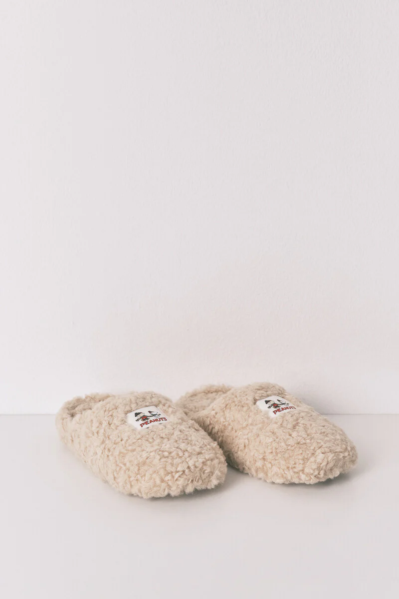 Snoopy faux shearling slippers and eye mask gift pack - Image 2