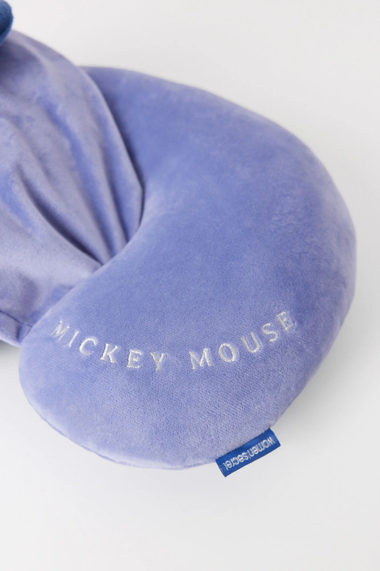 Soft touch travel cushion with Mickey beanie - Image 4