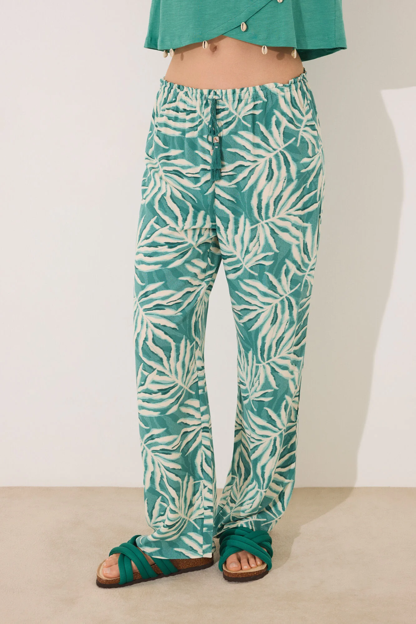 Viscose trouser with green leaf print - Image 3
