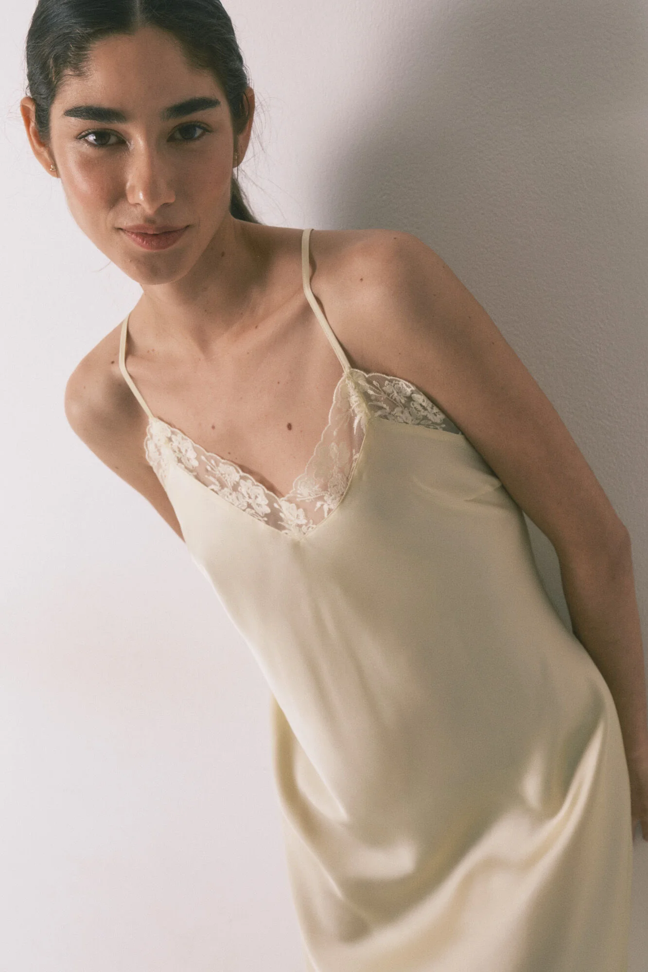 Yellow satin and lace short nightgown - Image 3