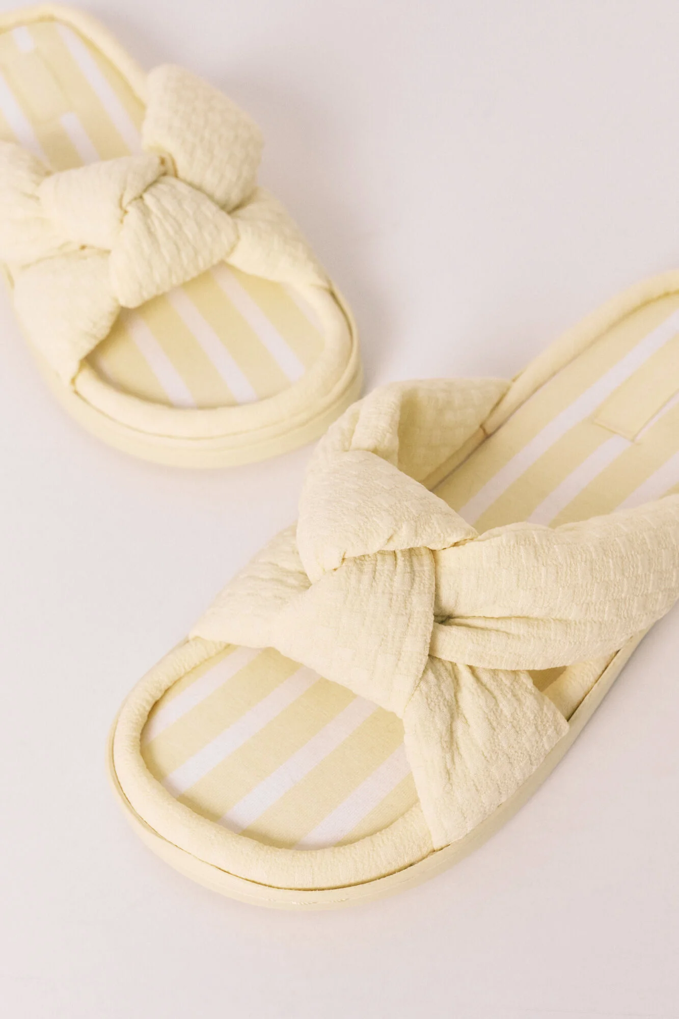 Yellow volume bow slippers